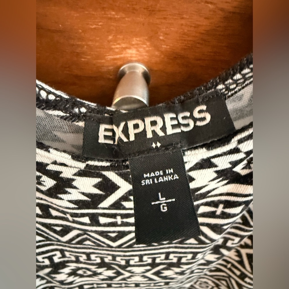 Express Black and White Geometric dress - Picture 4 of 6